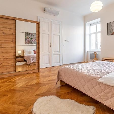 Apartamento Stylish Luxury Flat In Old Town Bratislava Exterior foto