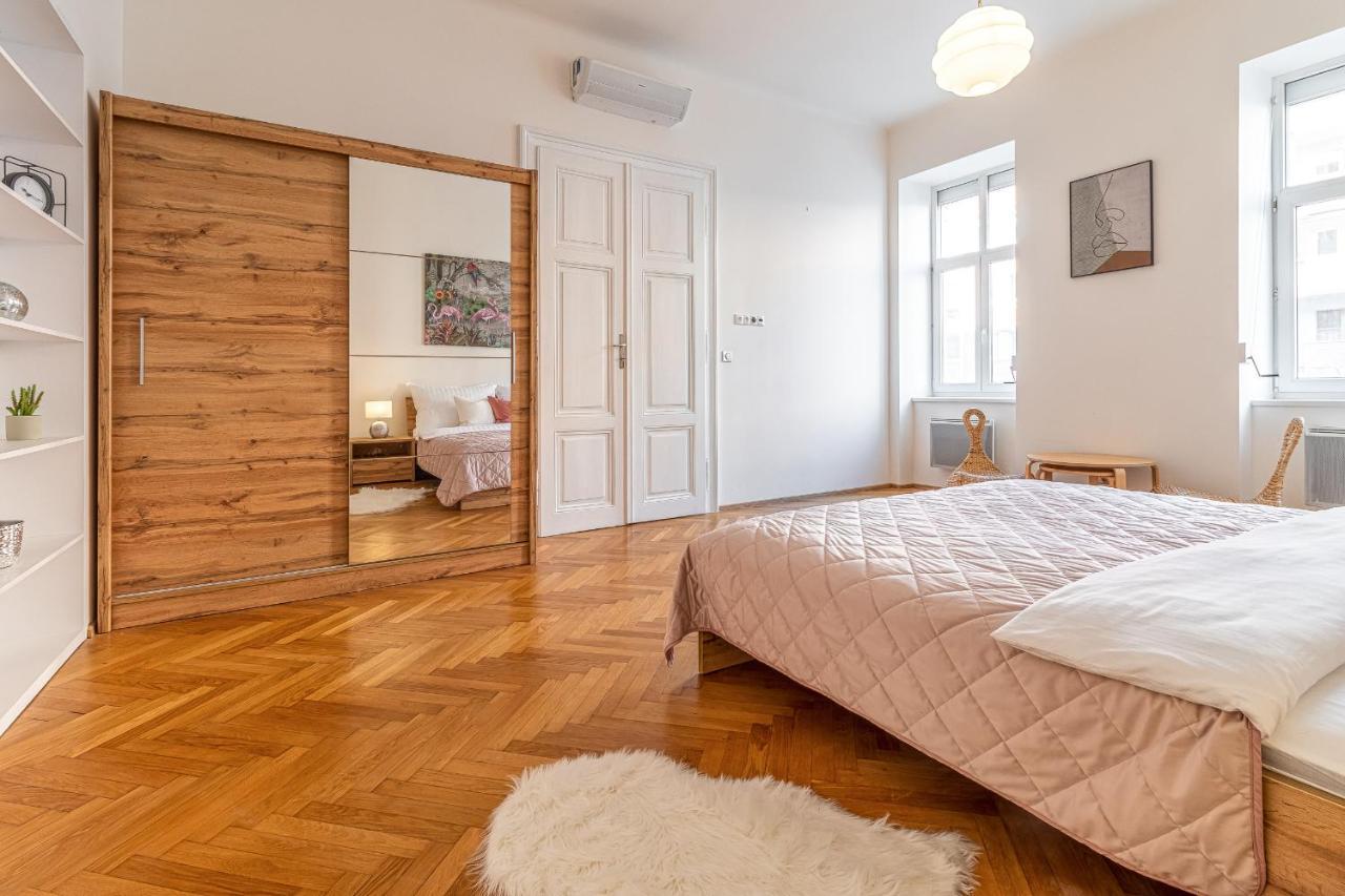 Apartamento Stylish Luxury Flat In Old Town Bratislava Exterior foto