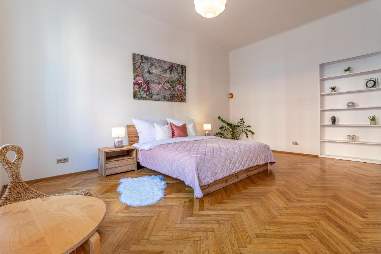 Apartamento Stylish Luxury Flat In Old Town Bratislava Exterior foto