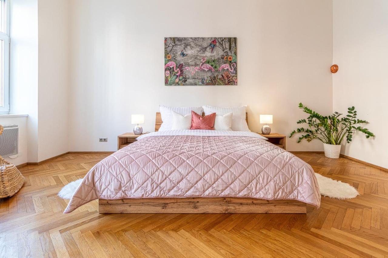 Apartamento Stylish Luxury Flat In Old Town Bratislava Exterior foto
