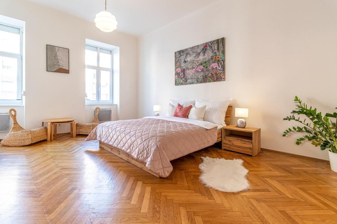 Apartamento Stylish Luxury Flat In Old Town Bratislava Exterior foto